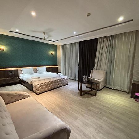 Hotel Elegant Inn Surat Eksteriør bilde