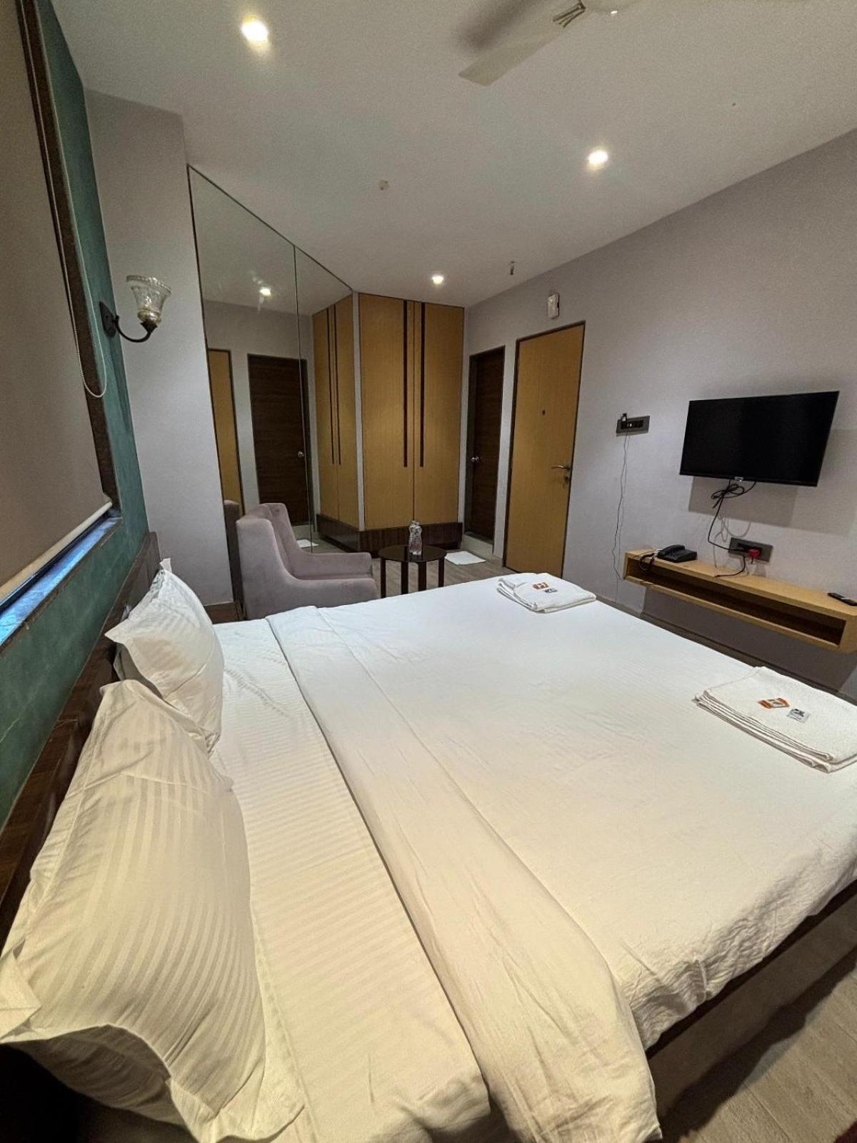 Hotel Elegant Inn Surat Eksteriør bilde