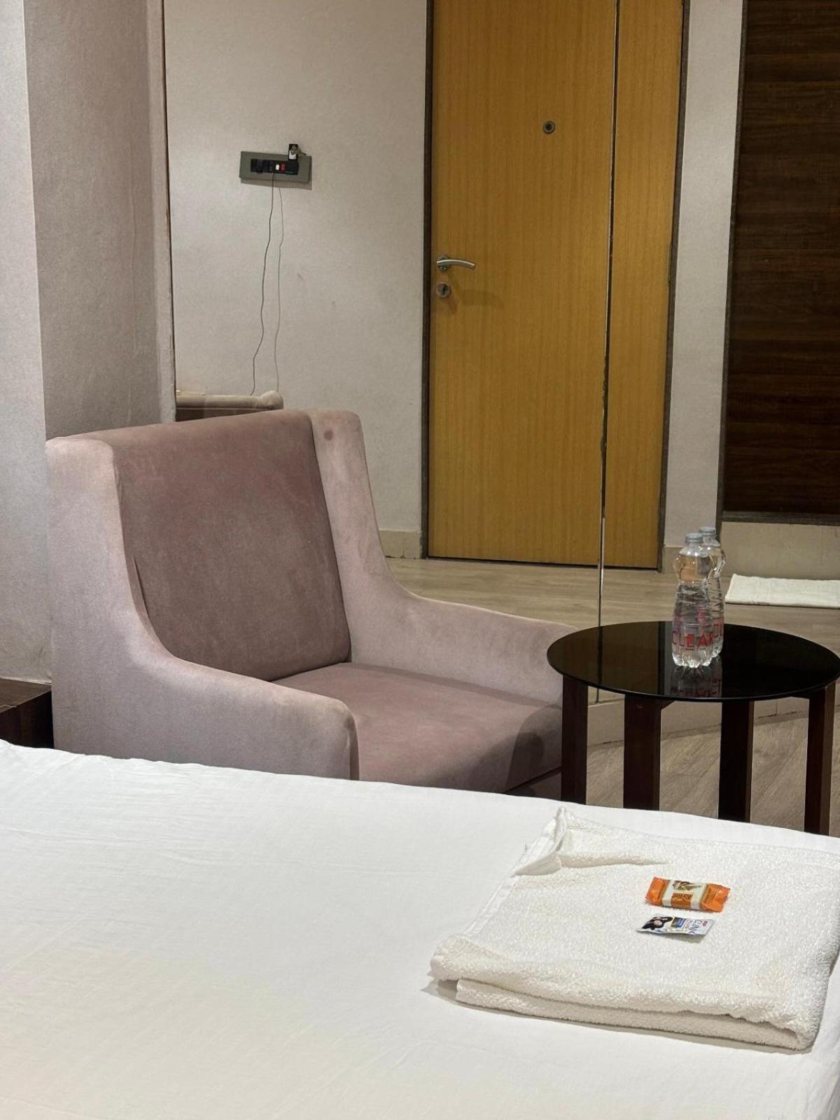 Hotel Elegant Inn Surat Eksteriør bilde