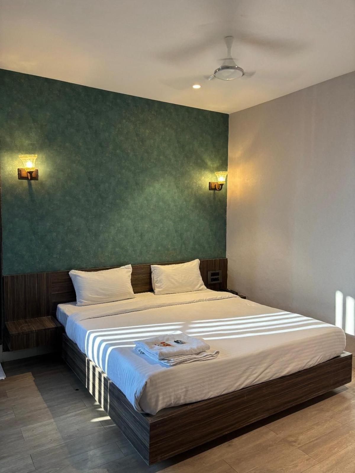 Hotel Elegant Inn Surat Eksteriør bilde