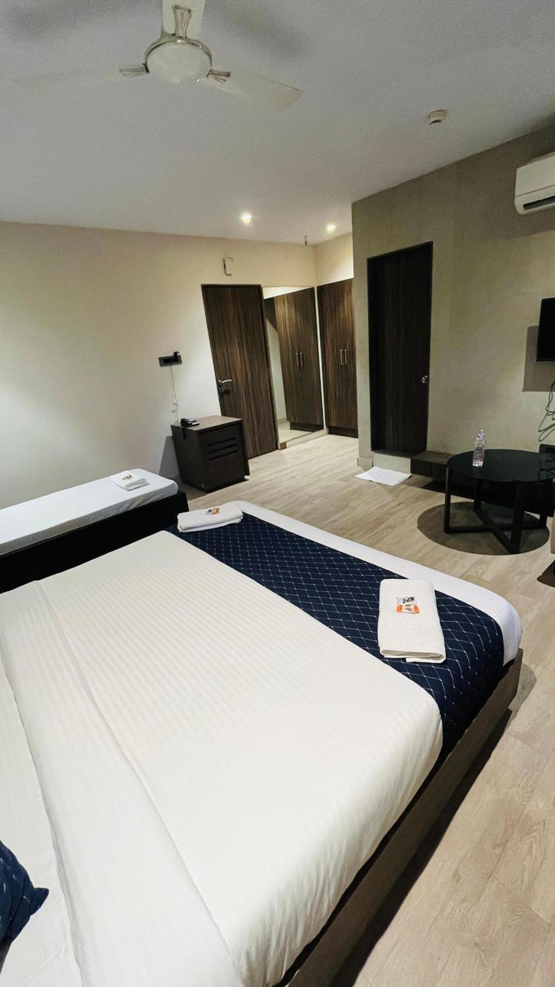 Hotel Elegant Inn Surat Eksteriør bilde