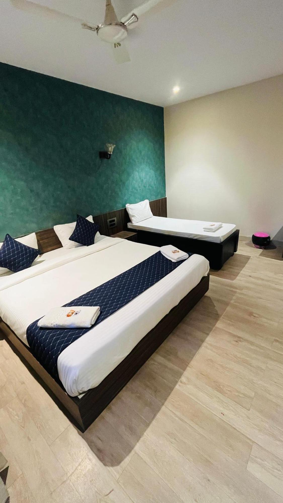 Hotel Elegant Inn Surat Eksteriør bilde