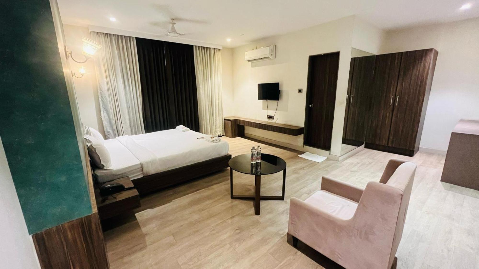 Hotel Elegant Inn Surat Eksteriør bilde